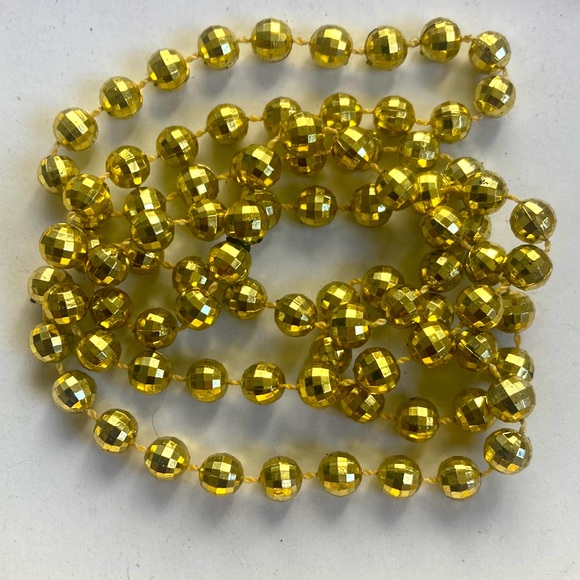 Faceted beaded gold tone necklace - Picture 2 of 3